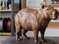 Figura de capibara impresa en 3D con textura de pelaje, sobre peana