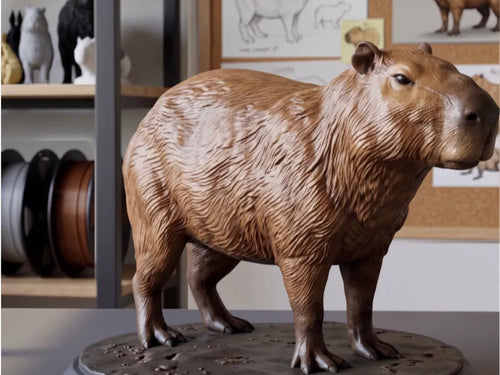 Figura de capibara impresa en 3D con textura de pelaje, sobre peana