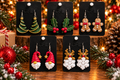 Colección de pendientes navideños pintados a mano: árbol de Navidad, acebo, galleta de jengibre, gnomo y reno