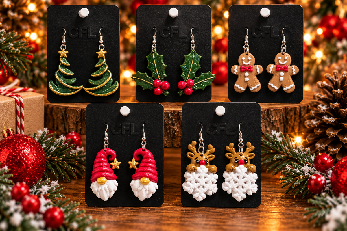 Colección de pendientes navideños pintados a mano: árbol de Navidad, acebo, galleta de jengibre, gnomo y reno