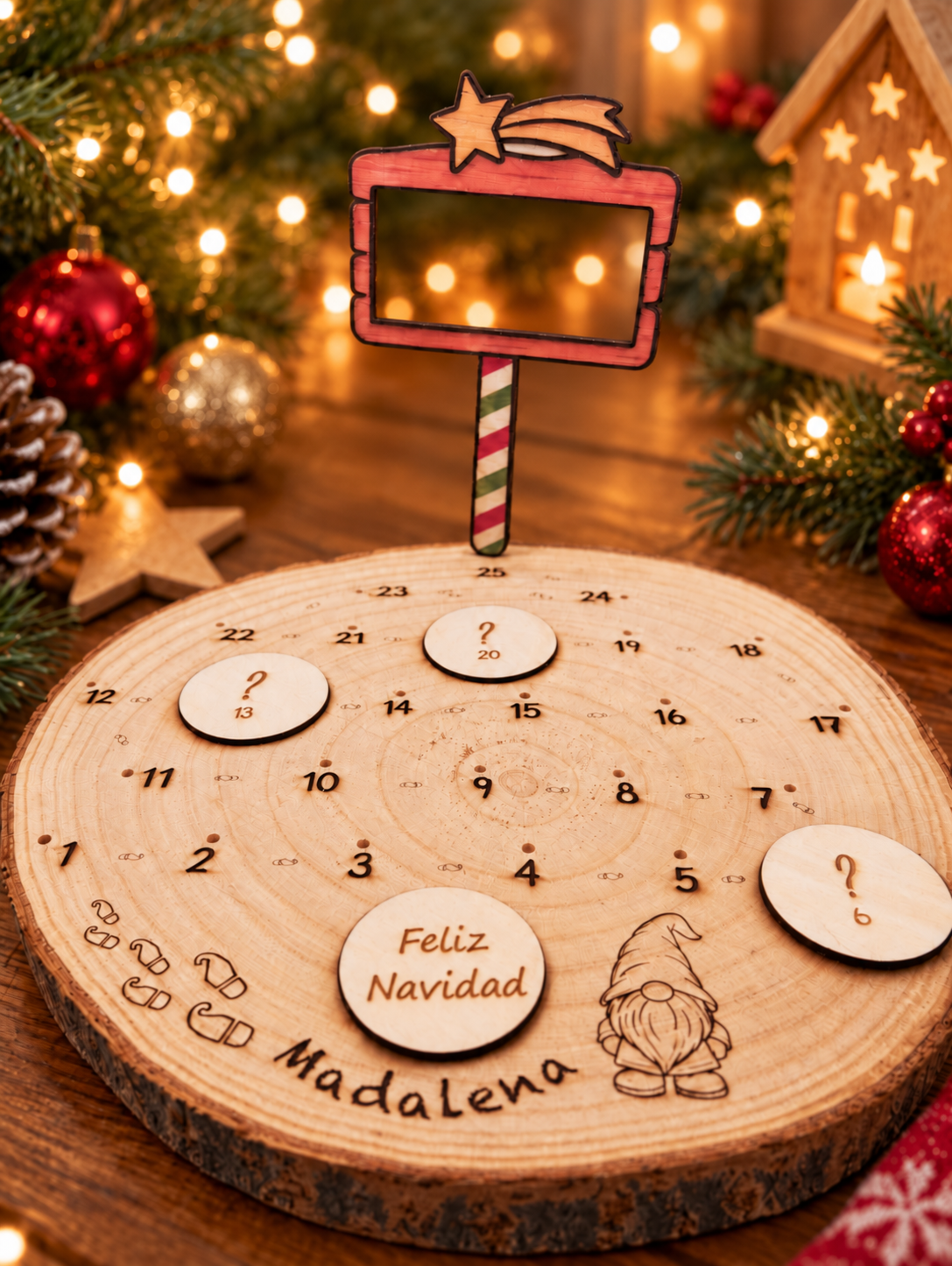 Base redonda de madera del calendario de Adviento con los días del 1 al 25, cartel y nombre personalizado grabado