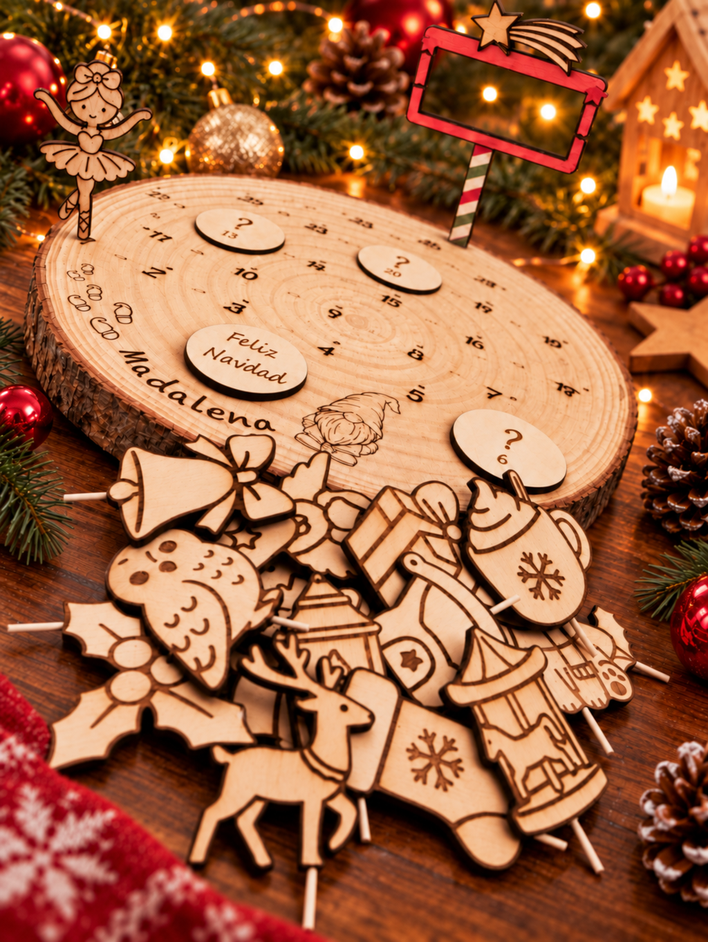 Base de tronco con nombre grabado y figuras navideñas de madera sin pintar del calendario de Adviento
